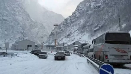 Լարսը բեռնատարների համար փակ է