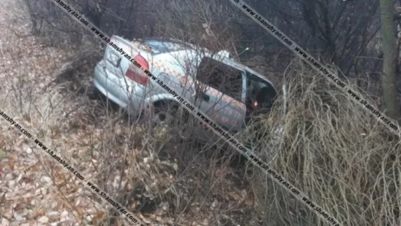 ԼՈՒՍԱՆԿԱՐՆԵՐ. «Արջուկ» տաքսի ծառայության վարորդը բախվել է ծառին. վիրավոր ուղևորը տեղափոխվել է հիվանդանոց