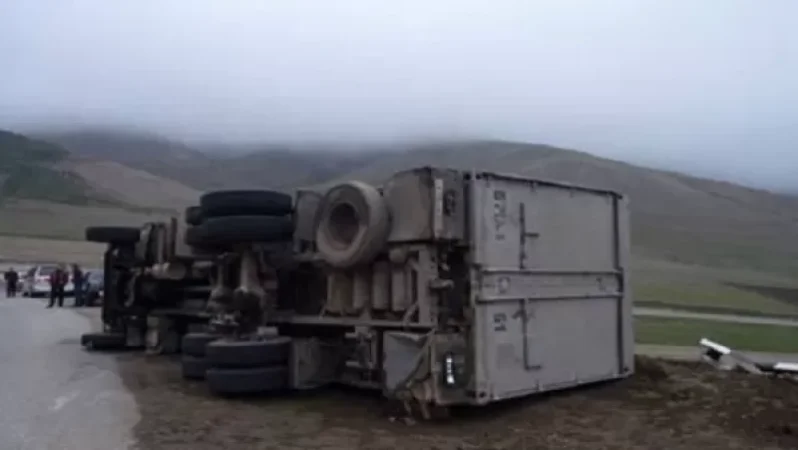 Truck Overturns on Yerevan-Meghri Highway