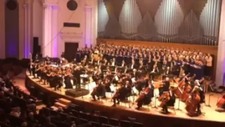 91-ամյա Հովհաննես Չեքիջյանը դիրիժորական վահանակի մոտ. Փաշինյանն ուղիղ եթերում է