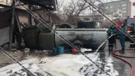Երևանի Արմենակյան փողոցում բենզինատար մեքենա է շրջվել