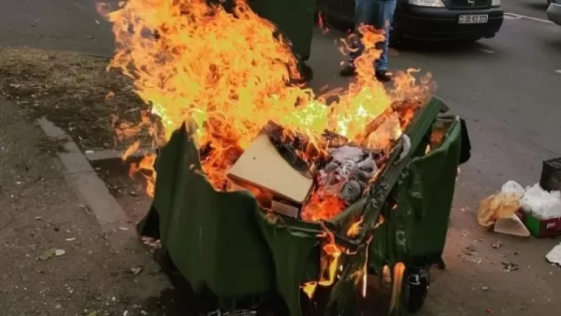 Արշակունյաց պողոտայում կարծես դիտավորյալ այրում են աղբամանները. քաղաքապետի մամուլի խոսնակը լուսանկար է հրապարակել