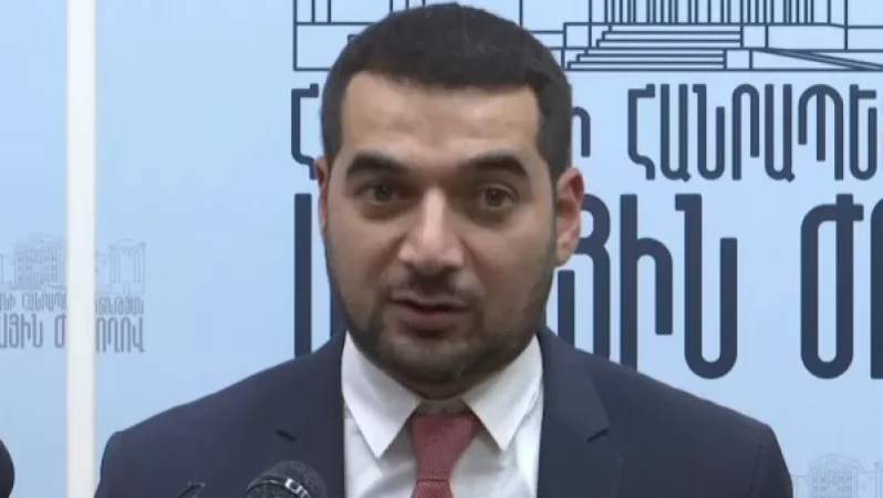 Դահլիճից հուշեցին՝ «վտարանդի», իսկ ճիշտը՝ «մեկուսացվածն» է․ Հրաչյա Հակոբյան