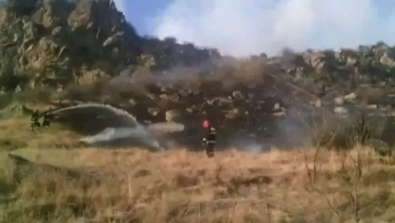 Փրկարարները հանգցնում են հերհեր գյուղում բռնկված հրդեհը