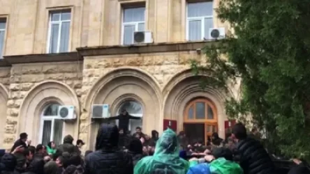 ՏԵՍԱՆՅՈՒԹ. Ցուցարարներն Աբխազիայի նախագահի հրաժարականի լուրը կրակոցներով են ընդունել