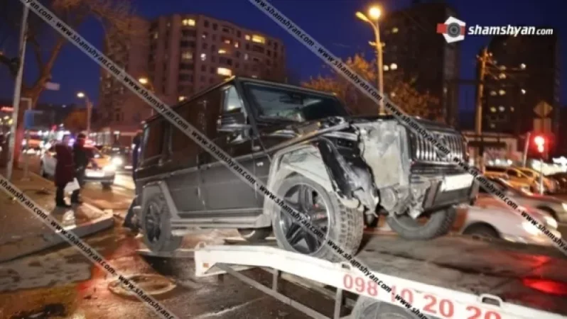 Photos: 27-Year-Old Driver Topples Traffic Light at Intersection
