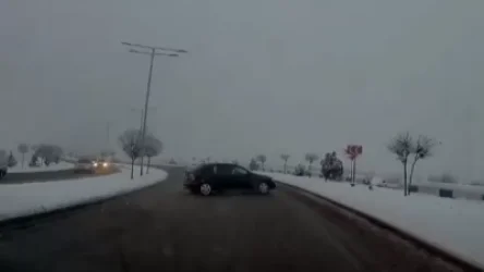 ՏԵՍԱՆՅՈՒԹ․ Երևանում մեքենան սահում է ճանապարհին և հայտնվում ոչ երթևեկելի հատվածում