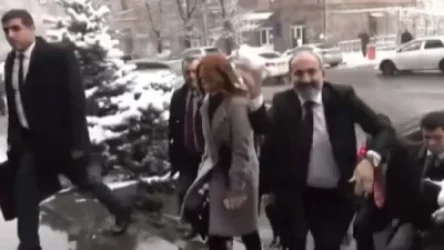 ՏԵՍԱՆՅՈՒԹ. Վարչապետը ձնագնդով խփեց լրագրողներին