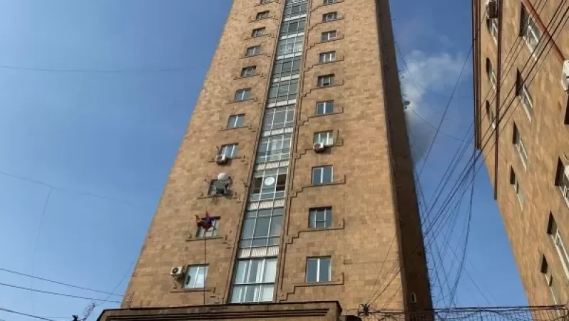 Մամուլի շենքի առաջին հարկում այրվել է էլեկտրական մալուխների փաթույթը. հրդեհը մարված է. ԱԻՆ