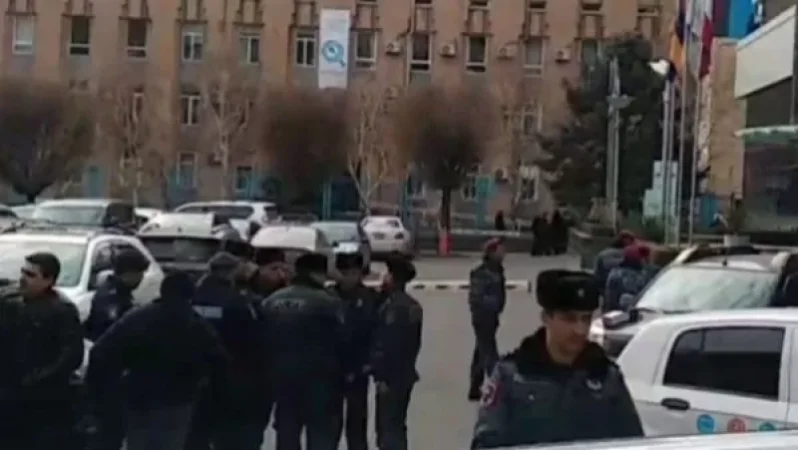 Ընթանում են բանակցություններ․ ինչ է կատարվում Էրեբունի պլազայում