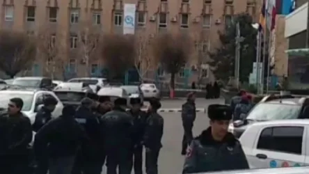 Ընթանում են բանակցություններ․ ինչ է կատարվում Էրեբունի պլազայում