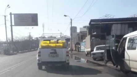 ՏԵՍԱՆՅՈՒԹ. Երևանի փողոցներից մեկում  մեքենան բաց վիճակում տեղափոխում է պանիր