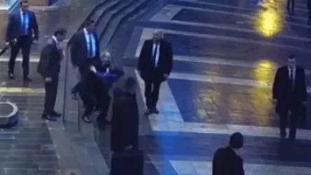 ՏԵՍԱՆՅՈՒԹ․ Կառավարության դիմաց փոքրիկ երեխան վազեց և գրկեց Նիկոլ Փաշինյանին