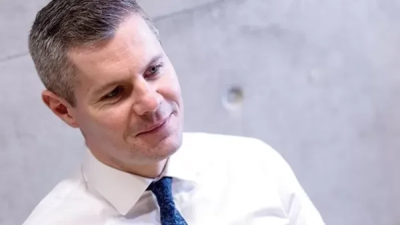 Շոտլանդիայի ֆինանսների նախարարը 16-ամյա տղայի հետ սկանդալային նամակագրության պատճառով հրաժարական է ներկայացրել