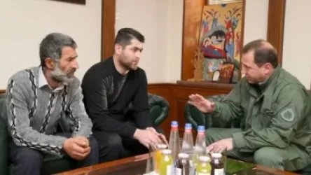 Դավիթ Տոնոյանը հանդիպել է մահացած զինծառայող Վահրամ Ավագյանի հարազատների հետ