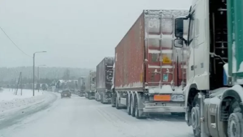 Ռուսական կողմում կա կուտակված 1098 տրանսպորտային միջոց՝ 950 բեռնատար և 148 մարդատար