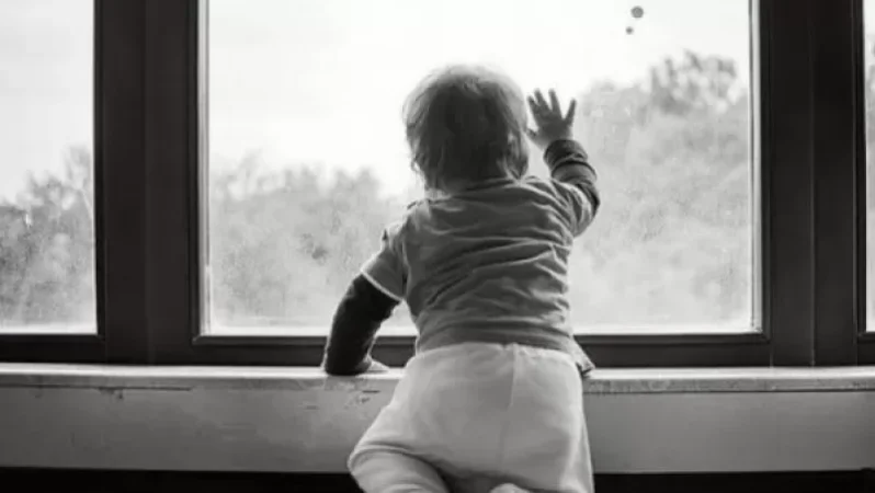 1,5 տարեկան երեխան ընկել է շենքի 3-րդ հարկից