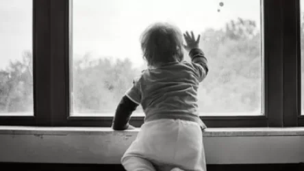 1,5 տարեկան երեխան ընկել է շենքի 3-րդ հարկից