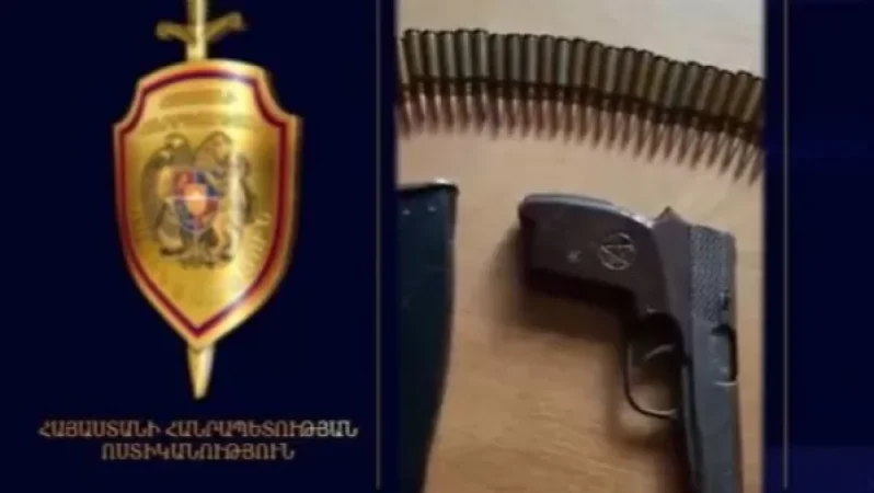 Բերման ենթարկվածի մեքենայում ատրճանակ, դանակ և մահակ է հայտնաբերվել