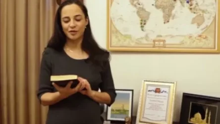 ՏԵՍԱՆՅՈՒԹ. Տաթևիկ Ռևազյանը գիրք է նվիրում. տեսակադրերում երևում է, որ նա մայր է դառնալու