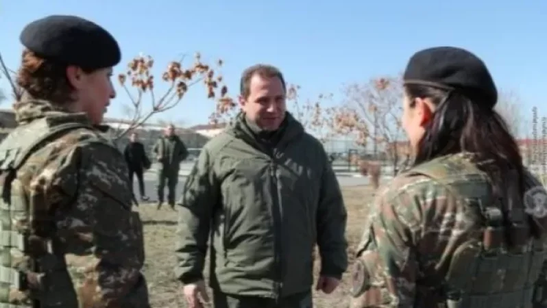 Կին զինծառայողները Տոնոյանին ներկայացրել են պարապմունքներում ձեռք բերած հմտությունները