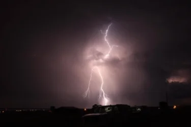 Հայաստանի մի շարք վայրերում այս պահին որոտում են գարնան առաջին ամպրոպները