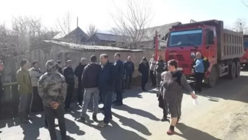 Մեծ Այրումում արտակարգ իրավիճակ է, համայնքի բնակիչները փակել են ճանապարհը