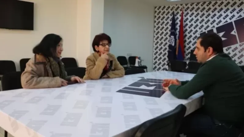 Հանդիպեցի «Այո»-ի նկարի հեղինակներից Ստեփան Նարոյանի դստեր և կնոջ հետ. Սուրեն Պապիկյան