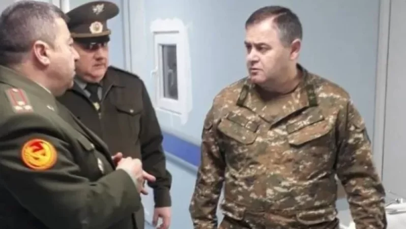 ԳՇ պետը տեսակցել է զինվորական հոսպիտալի վերակենդանացման բաժանմունքում գտնվող զինծառայողներին