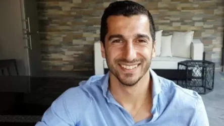 ԼՈՒՍԱՆԿԱՐ. Հենրիխ Մխիթարյանը լուսանկար է հրապարակել կնոջ ու նորածին որդու հետ