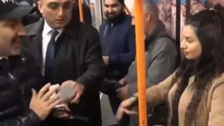 ՏԵՍԱՆՅՈՒԹ. Մետրոյում երիտասարդ աղջիկը բուկլետը պատռում և շպրտում է Փաշինյանի վրա