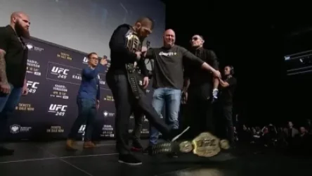 Խաբիբ Նուրմագոմեդովը ոտքով մի կողմ է շպրտել իր մրցակից Տոնի Ֆերգյուսոնի չեմպիոնական գոտին