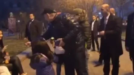 ՏԵՍԱՆՅՈՒԹ. Երիտասարդ աղջիկը հրաժարվում է վերցնել Նիկոլ Փաշինյանի տված բուկլետը