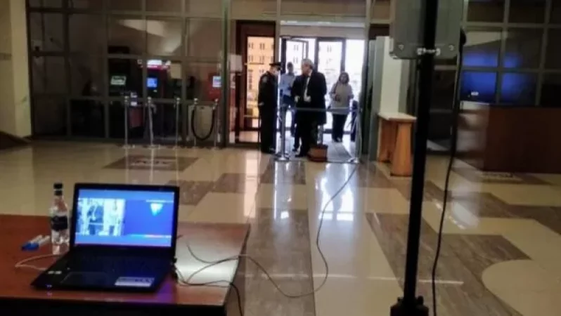 Ավագանու նիստի մասնակիցներին դիմավորում է ջերմաչափող սարքը