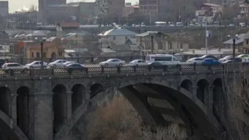 Քաղաքացին փորձում է ինքնասպանություն գործել՝ նետվելով Երևանի Հաղթանակի կամրջից