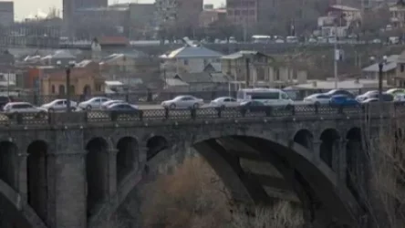 Քաղաքացին փորձում է ինքնասպանություն գործել՝ նետվելով Երևանի Հաղթանակի կամրջից