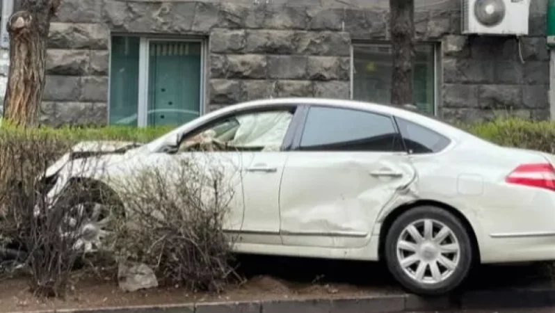 Երևանի Իսահակյան փողոցում Nissan Teana–ն բախվել է մայթեզրի ծառին