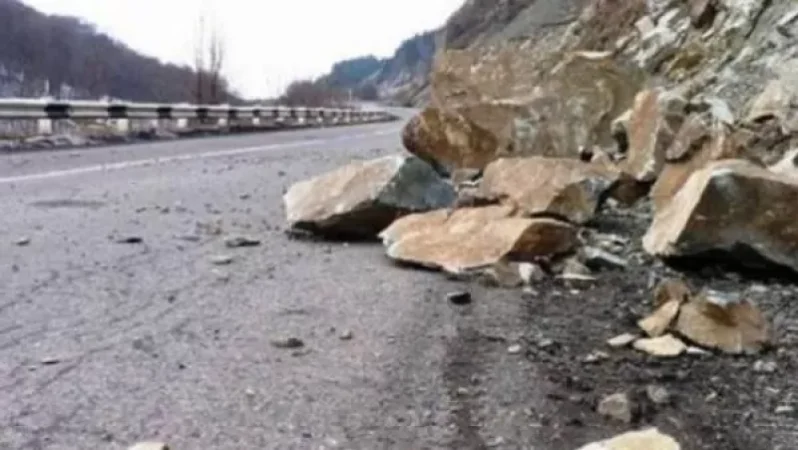 Քարաթափում Գորիս-Տաթև ավտոճանապարհին. վնասվել է մեքենա