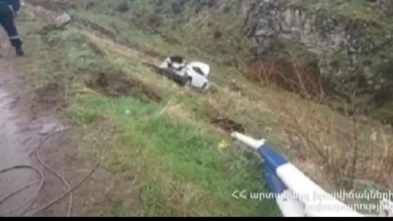 Car Crashes into Barrier and Slides into Gorge on Yerevan-Sevan Road