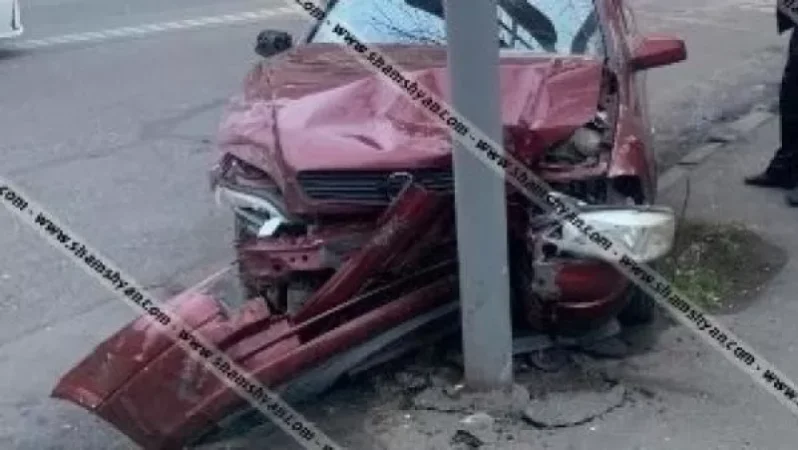 Օրբելի փողոցում բախվել են Mercedes-ն ու Opel-ը. հայր ու դուստր տեղափոխվել են հիվանդանոցներ