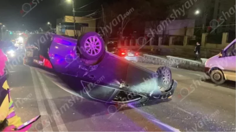 Ավտովթար Երևանում՝ փոսի պատճառով. բախվել են «Toyota Camry»-ն ու «Ford Fusion»-ը. «Toyota»-ն գլխիվայր շրջվել է