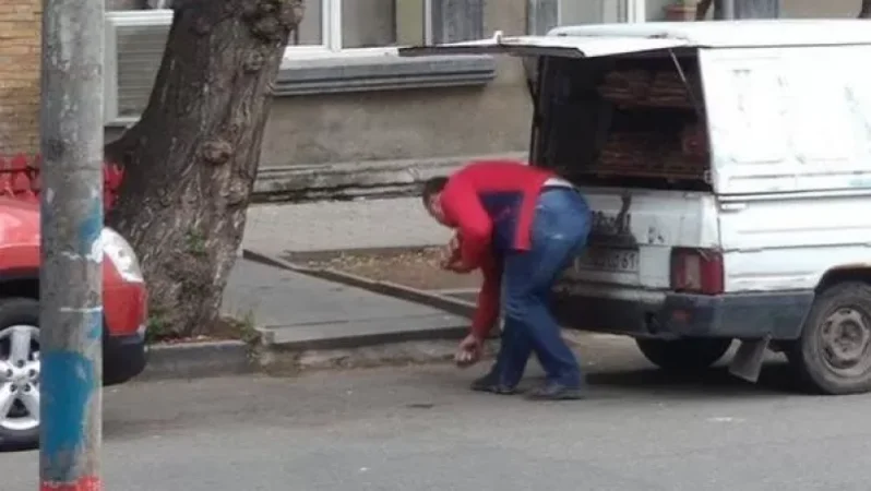 PHOTOS. Under What Conditions Bread is Delivered in the Center of Yerevan