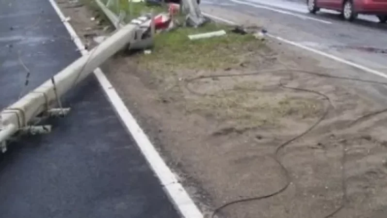 Երևանում էլեկտրական սյունն ընկել է ավտոմեքենայի վրա