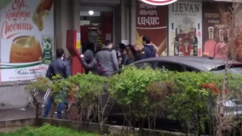 Հերթ սուպերմարկետի մուտքի մոտ. լրագրող Գագիկ Աղբալյան