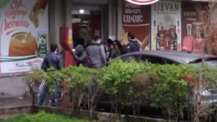 Հերթ սուպերմարկետի մուտքի մոտ. լրագրող Գագիկ Աղբալյան