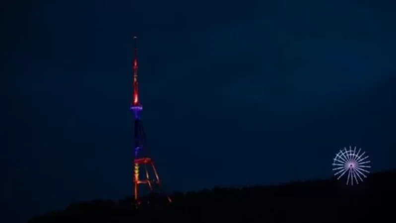 Կանգնած ենք ձեր կողքին. Թբիլիսիի հեռուստաաշտարակը լուսավորվել է ՀՀ դրոշի գույներով