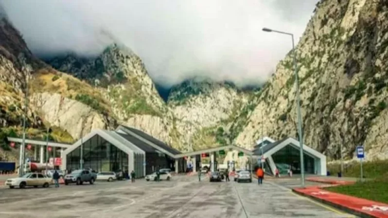 Լարսը բաց է միայն բեռնատարների համար