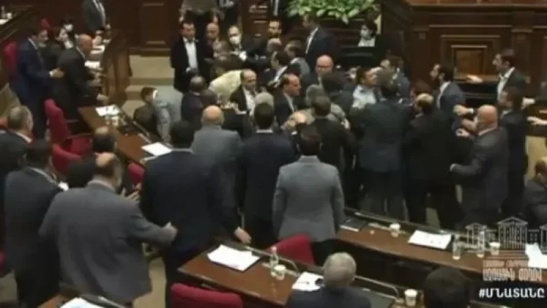 ՀՐԱՏԱՊ. Ծեծկռտուք և քաշքշոց ԱԺ-ում