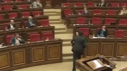 ՏԵՍԱՆՅՈՒԹ. Ալեն Սիմոնյանն ԱԺ-ում շնորհավորեց Նաիրա Զոհրաբյանին ու ծաղիկներ նվիրեց