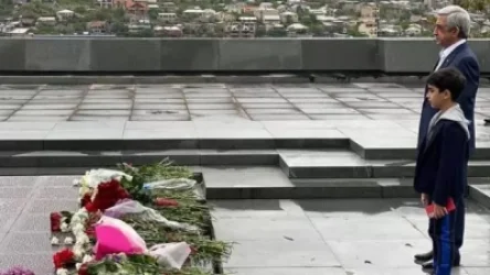 ԼՈՒՍԱՆԿԱՐՆԵՐ. Սերժ Սարգսյանն այցելել է «Եռաբլուր» զինվորական պանթեոն, այնուհետեւ Հաղթանակի զբոսայգի